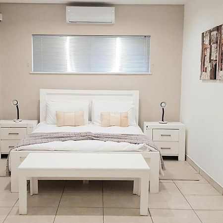 Feather Self Catering Accommodation Виндхук Экстерьер фото