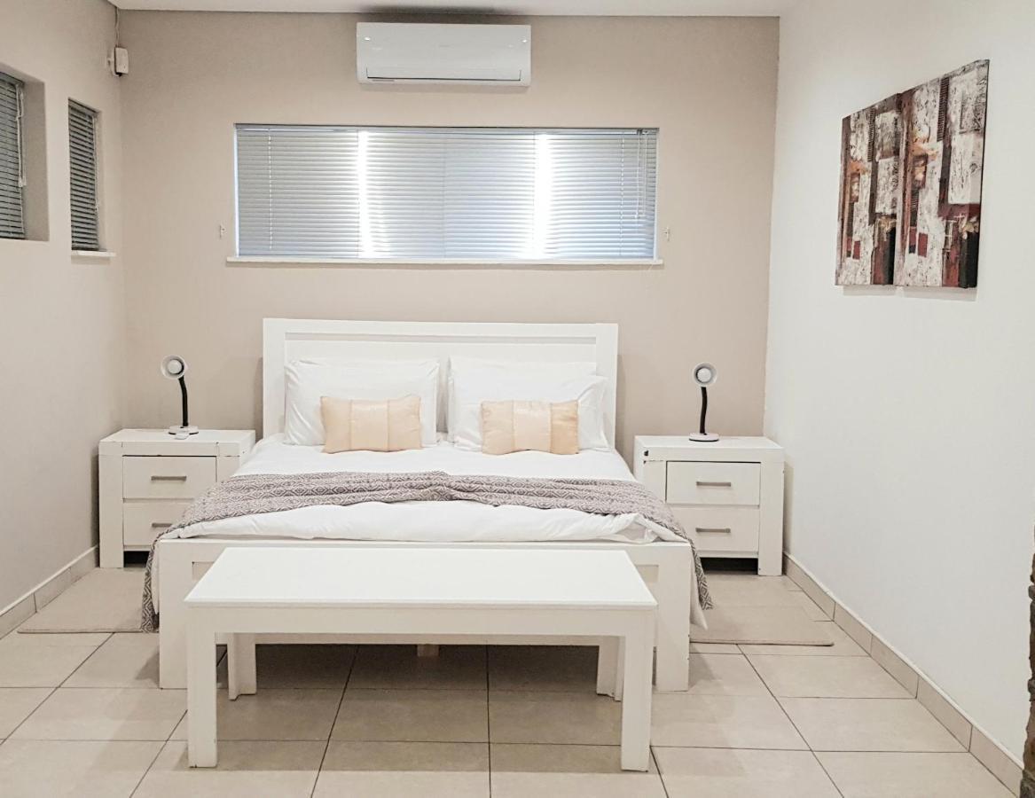Feather Self Catering Accommodation Виндхук Экстерьер фото